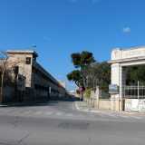 Il mercato presenta quattro ingressi monumentali in pietra, l�ultimo dei quali (che si affaccia su via Napoli) permetteva l'accesso al vivaio comunale ora in disuso. Da qui possiamo avere una visione d�insieme di via Caracciolo